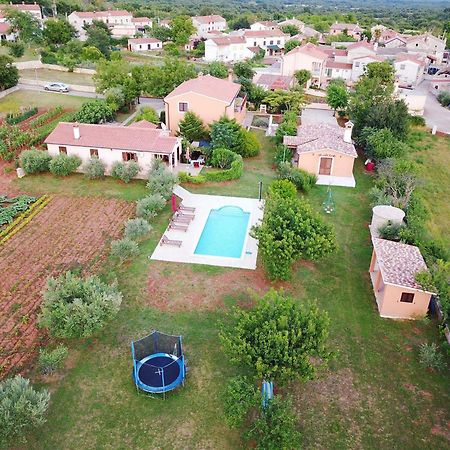 Villa Dorina Barban Bagian luar foto