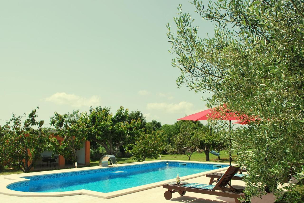 Villa Dorina Barban Bagian luar foto