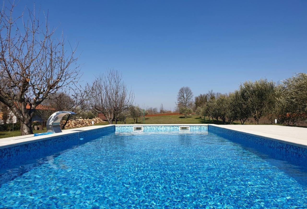 Villa Dorina Barban Bagian luar foto