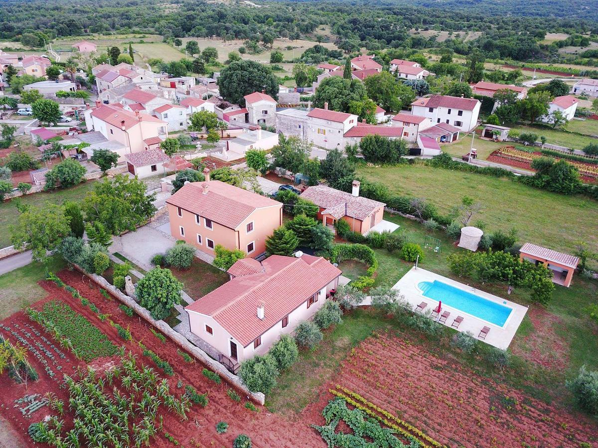 Villa Dorina Barban Bagian luar foto