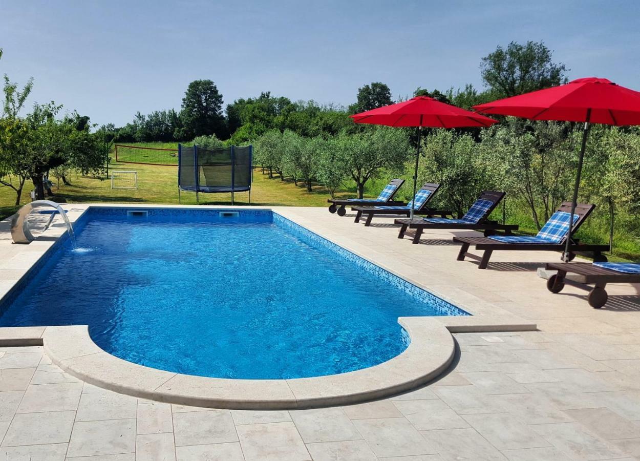 Villa Dorina Barban Bagian luar foto